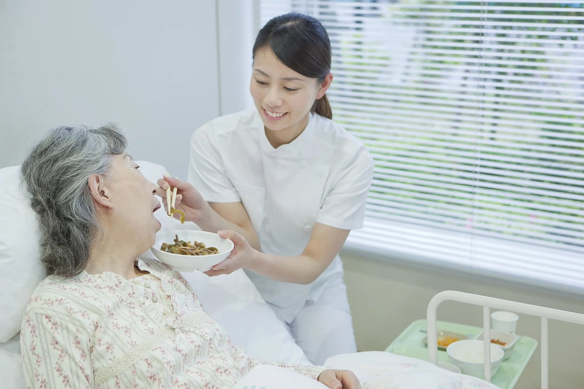 食事介助の完全マニュアル｜食事の際の姿勢や声掛けの方法など【介護のほんね】