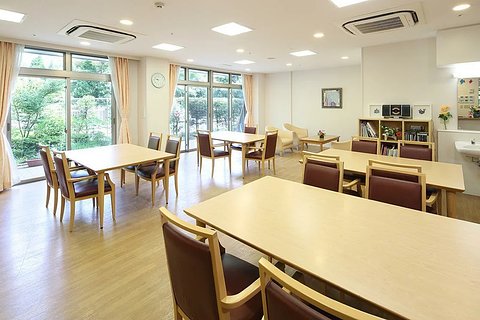 メディカルホームまどか鶴川 リビングルーム兼食堂兼機能訓練室
