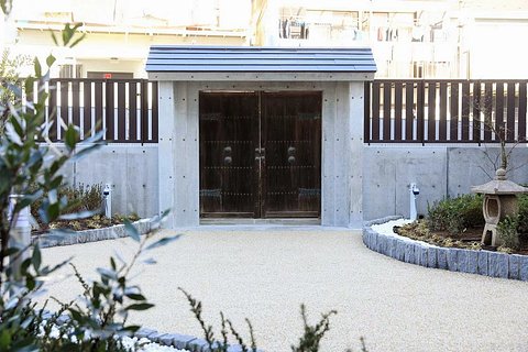 メディカルホームグランダ横濱三渓園 飾り門のある庭