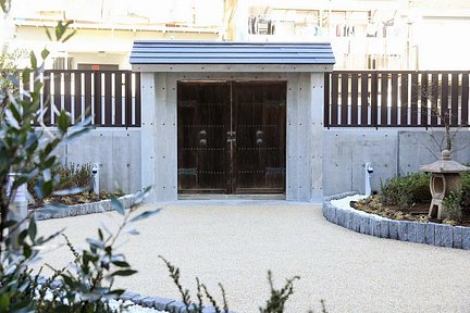 メディカルホームグランダ横濱三渓園 飾り門のある庭