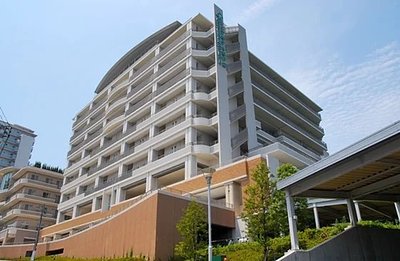シニアホテル東戸塚イーストウイング ホームの外観。１階から5階が協力医療機関。６階から９階がホームです。