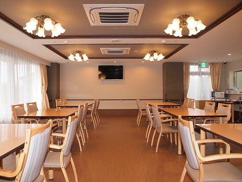 エニシエ川西加茂 南に面した明るい食堂