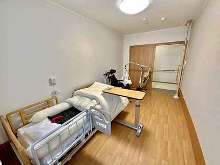 医療対応住宅ケアホスピス野津田 落ち着いた色調の居室 特徴画像