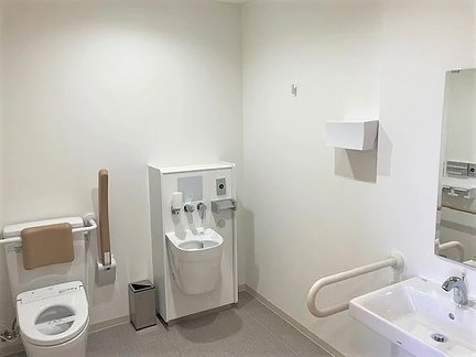 グループホームみんなの家・横浜三ツ沢公園 共用トイレ