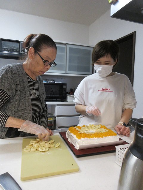 愛の家グループホーム武蔵ケ丘 デコレーションケーキ作り