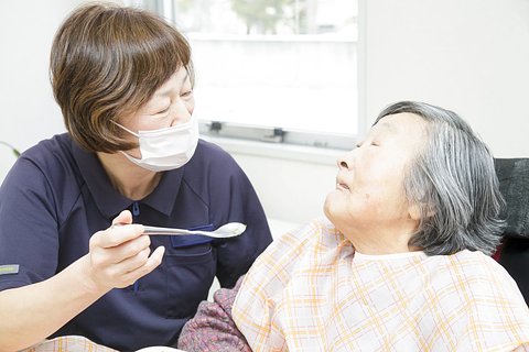 敬老園札幌 日々の生活をお手伝いする介護職員