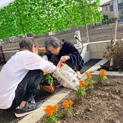 愛の家グループホーム相模原下九沢 花壇で花の植え替え